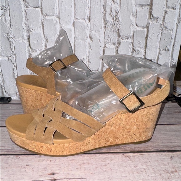 Uma Wedge - Picture 2 of 7